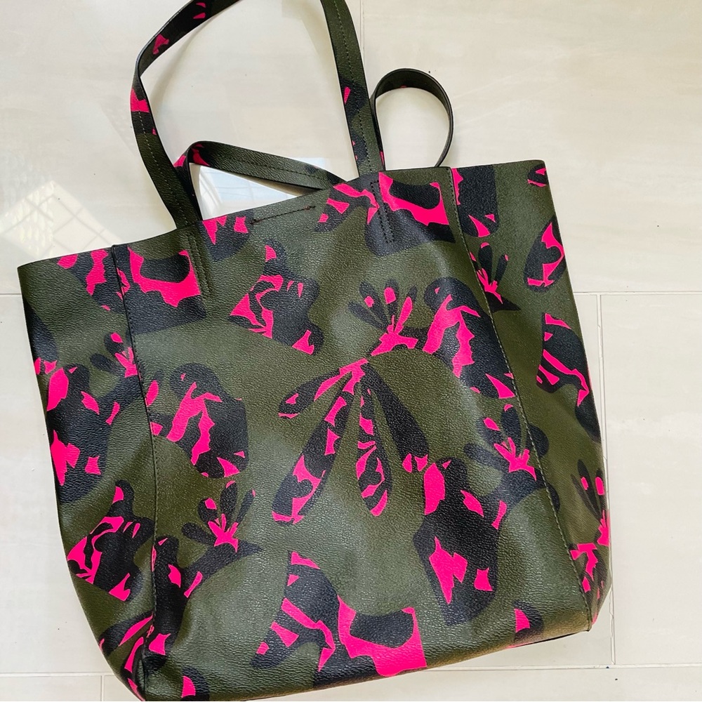 Banana Republic Bundle Graphic Tote Bag and Large Pouch - Picture 5 of 9